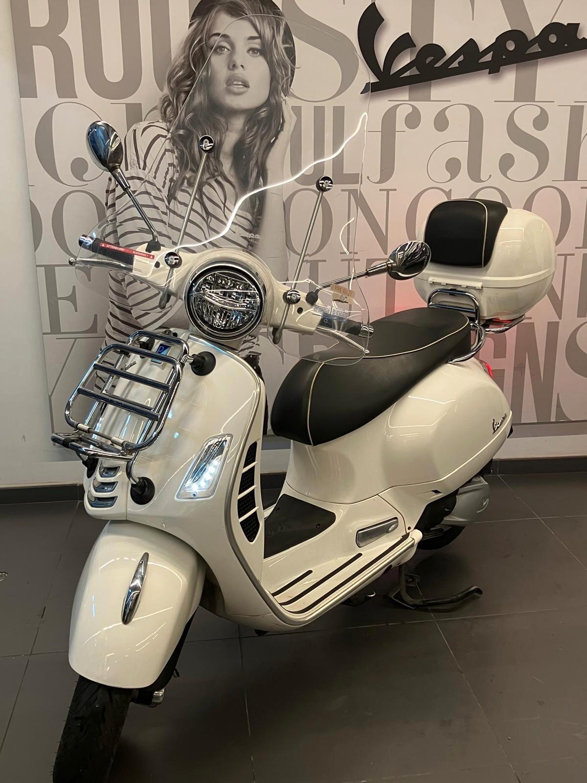 Piaggio Vespa 300 GTS hpe SUPER ABS E4