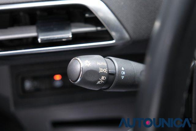 PEUGEOT 3008 HYBRID4 300 E-EAT8 ALLURE PACK