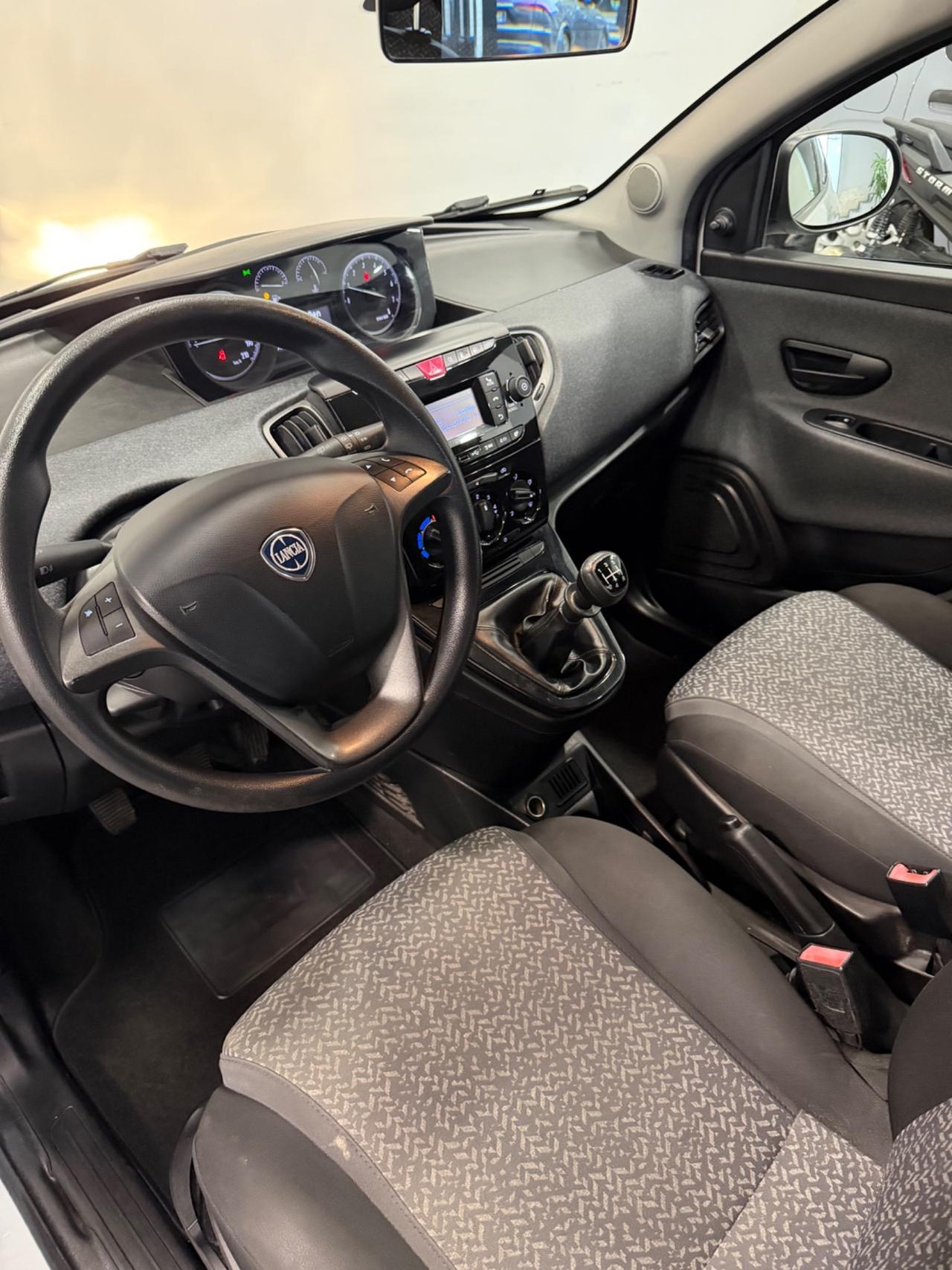 Lancia Ypsilon Elefantino Blu Gpl casa madre