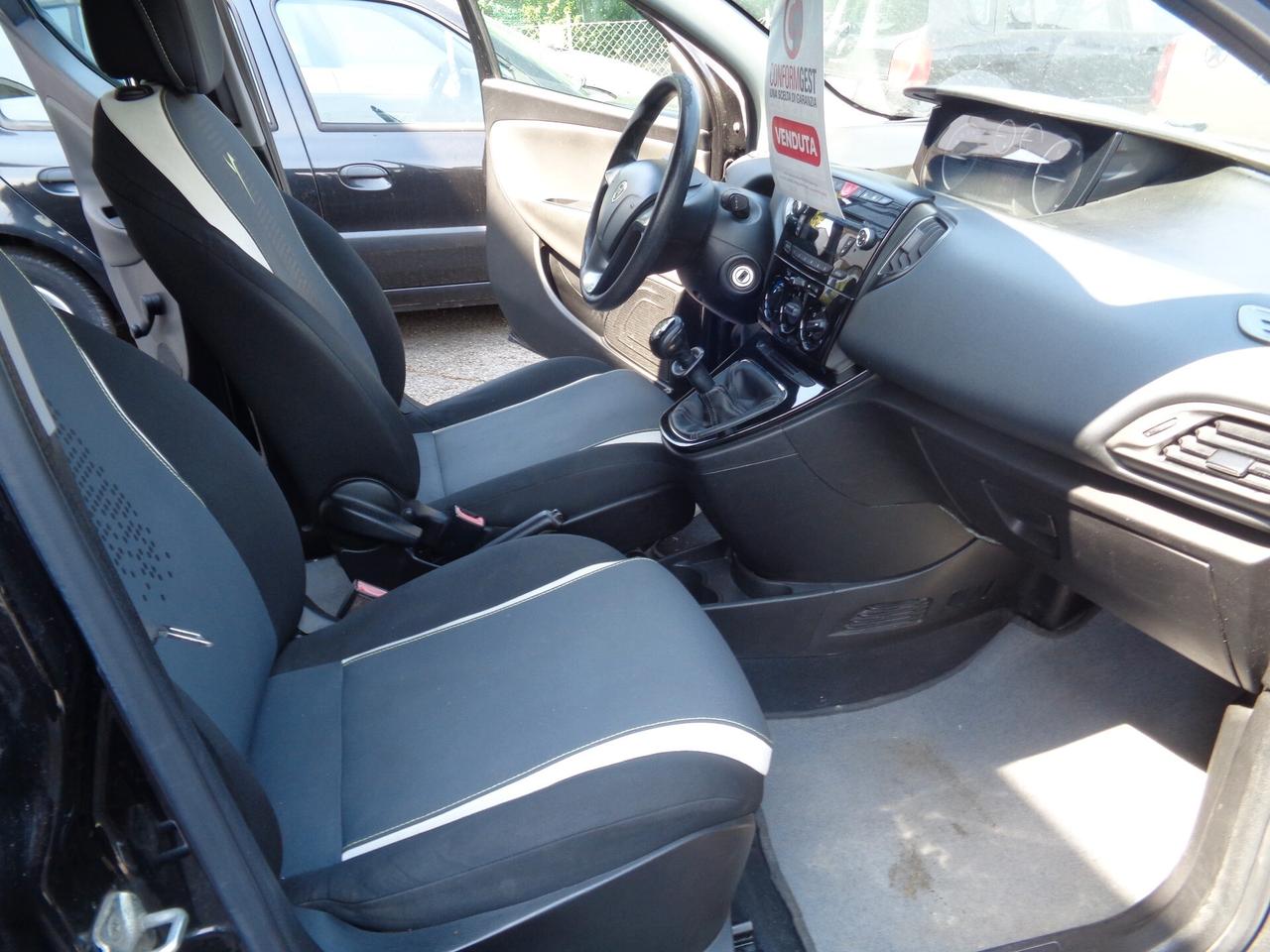 Lancia Ypsilon 0.9 TwinAir 85 CV 5 porte Metano Ecochic Silver