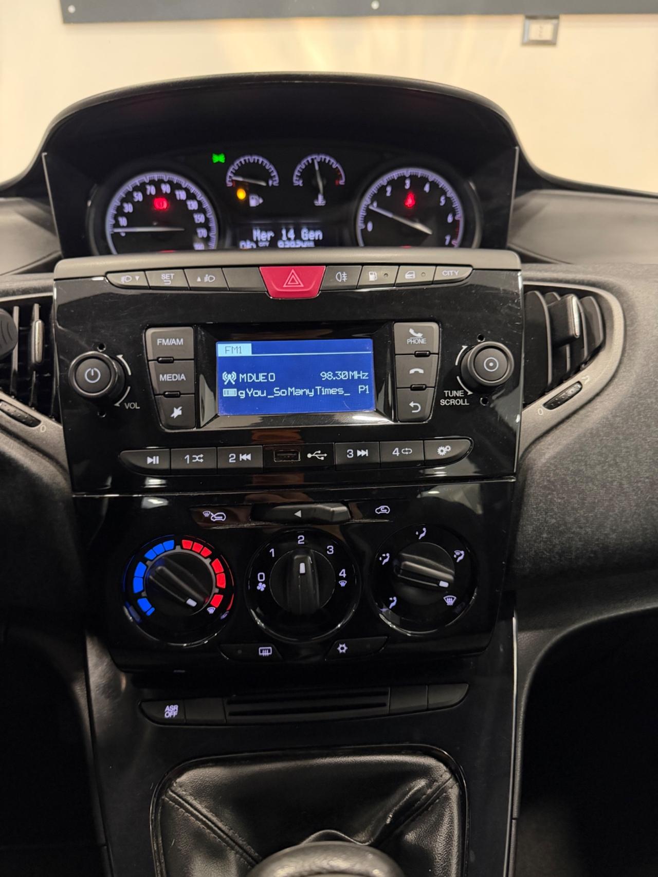 Lancia Ypsilon Elefantino Blu Gpl casa madre