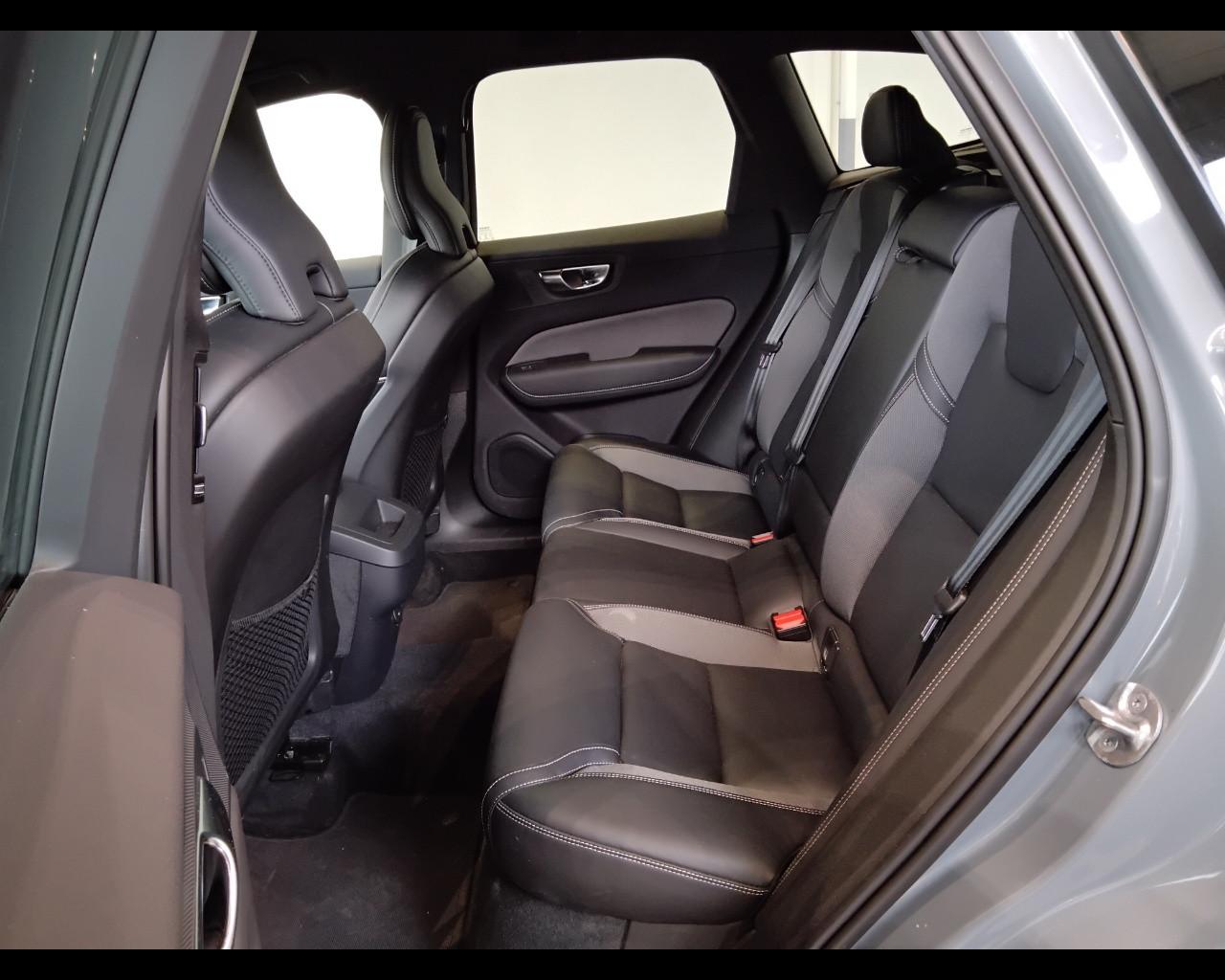 VOLVO XC60 II 2022 - XC60 2.0 b4 Plus Dark auto