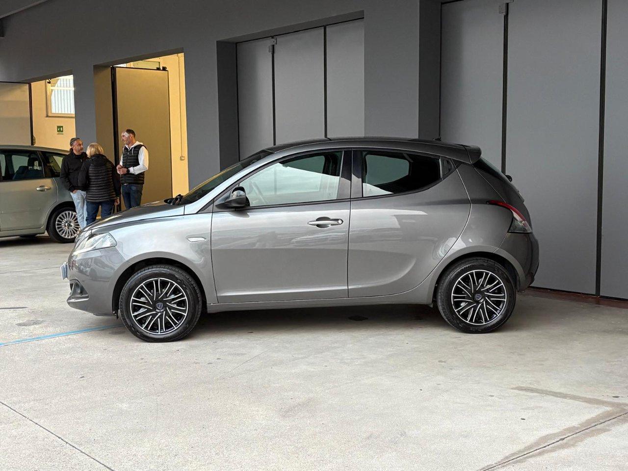 Lancia Ypsilon 1.0 firefly hybrid Silver s&s 70cv 5p.ti