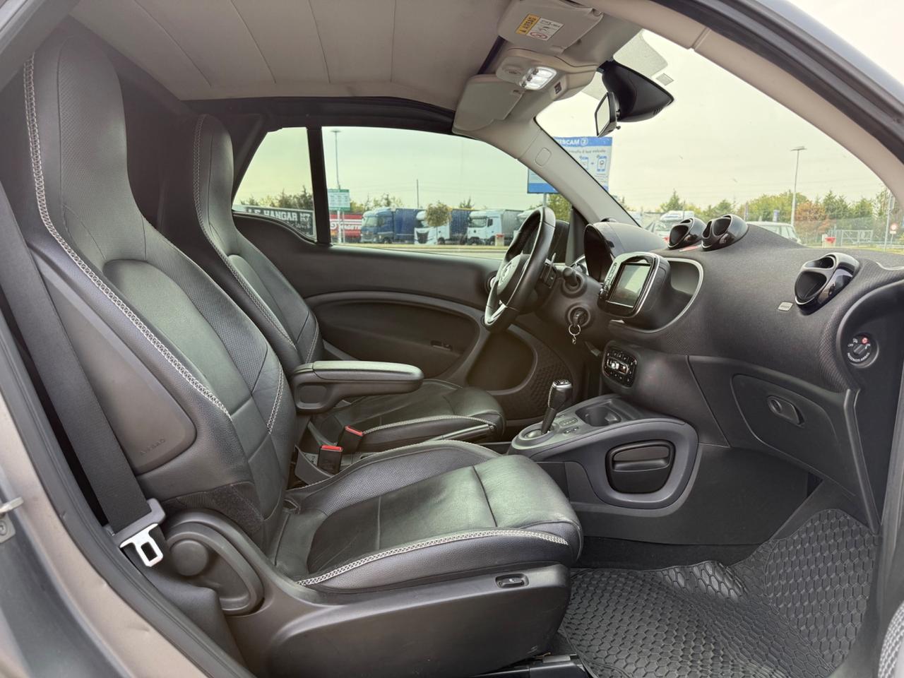 Smart Fortwo CABRIO 90CV Suitegrey Superpassion NAVI LED
