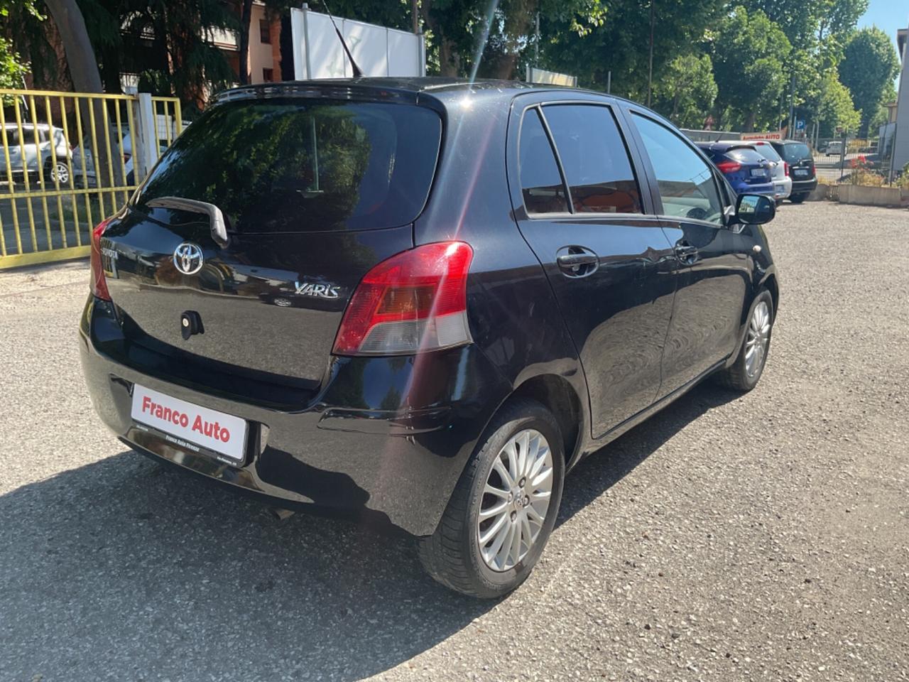 Toyota Yaris 1.3 5 port. OK NEOP. CAMBIO AUT.
