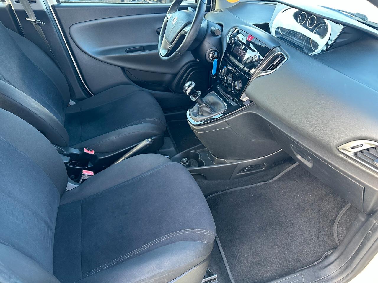 Lancia Ypsilon 1.2*8V*GOLD*PDC*MP3*CITY*NEOPATENTATI*