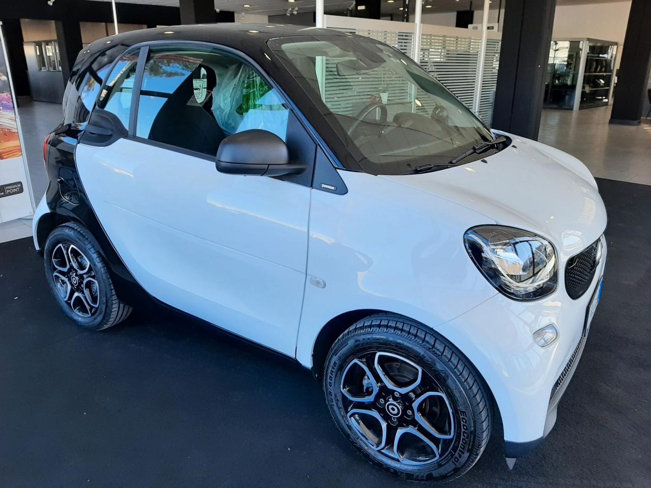 NOLEGGIO SMART FORTWO COUPE’ 70 1.0 52KW PASSION TWINAMIC – (150 KM GIORNALIERI INCLUSI) FORMULA SETTIMANALE: 280,00 EURO FORMULA MENSILE: 750,00 EURO