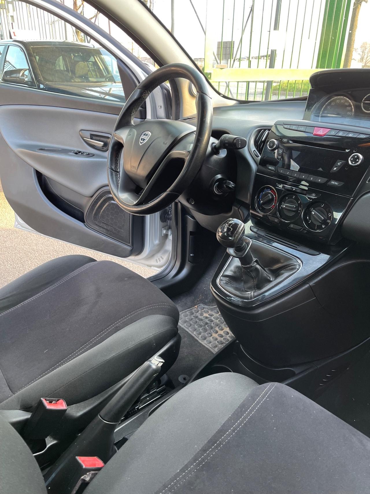 Lancia Ypsilon 1.2 69 CV 5 porte S&S Silver