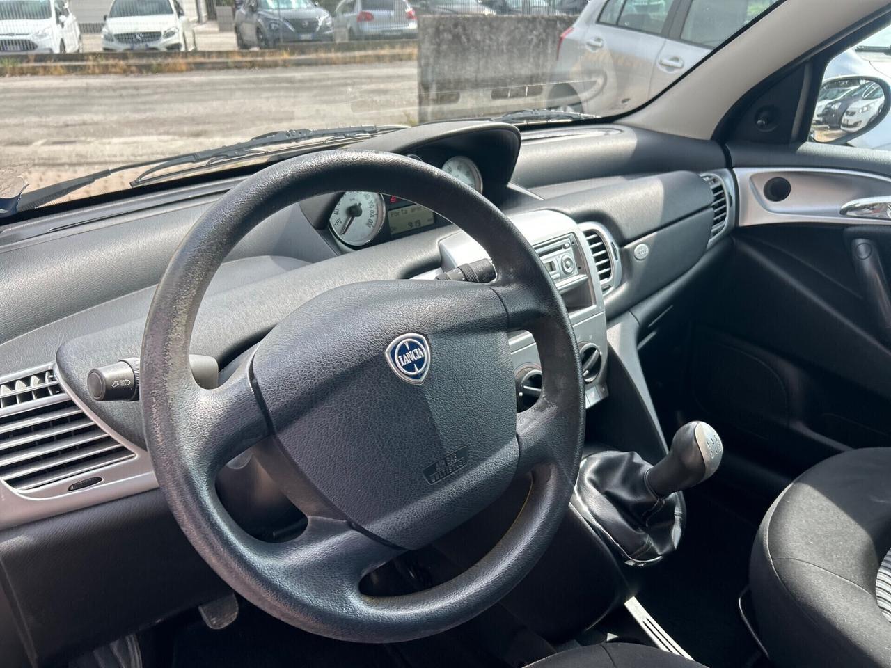 Lancia Ypsilon 1.3 MJT 75 CV Versus