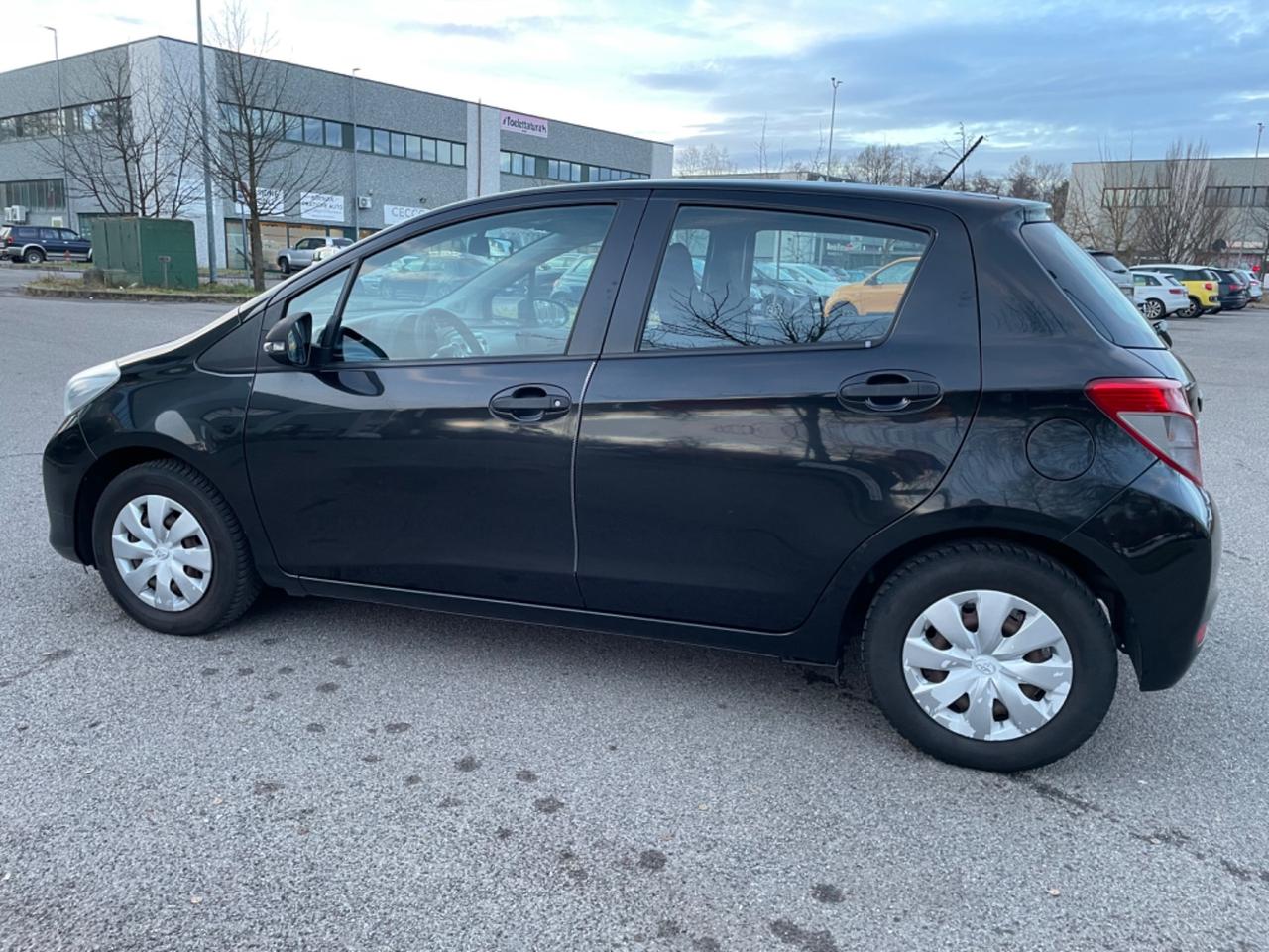 Toyota Yaris 1.0 5 porte Lounge * Neo patentati *