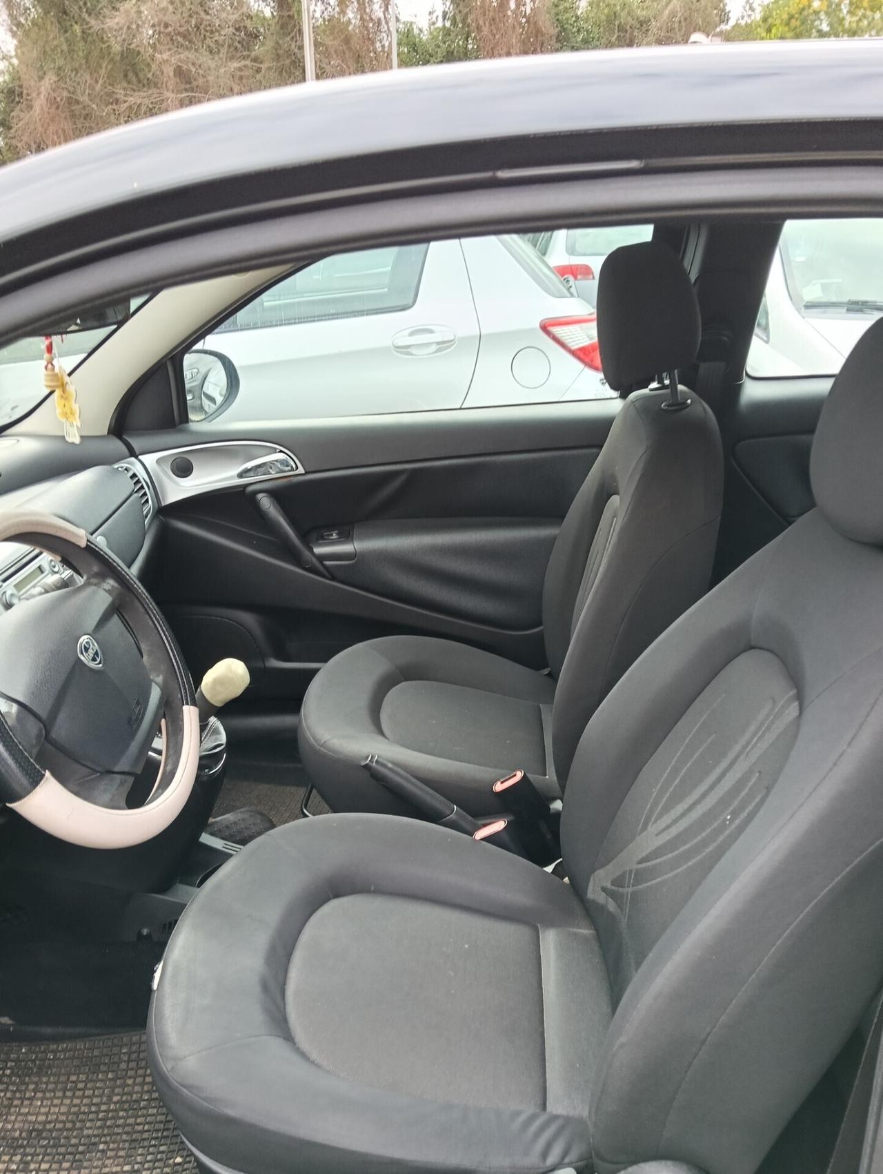 Lancia Ypsilon 1.3 MJT 75 CV Unyca