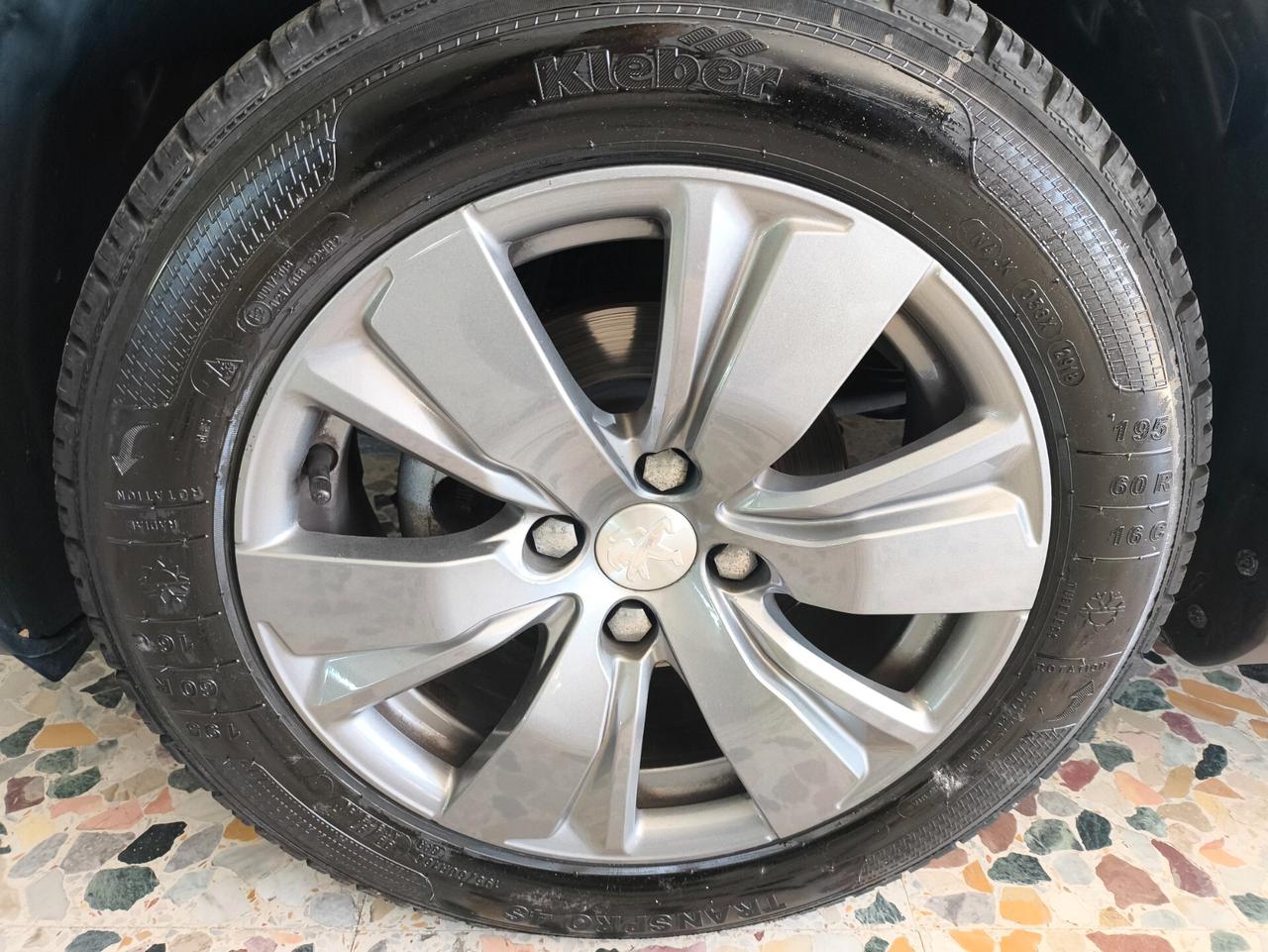 Peugeot 2008 BlueHDi 100 S&S Allure