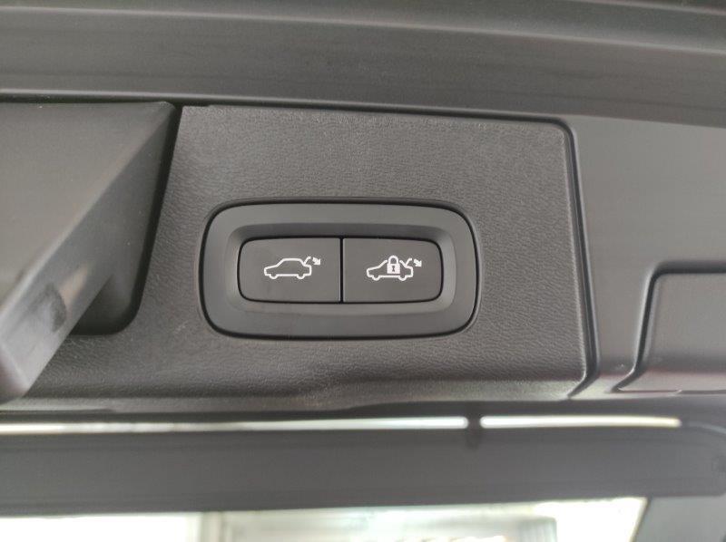 VOLVO XC60 (2017-->) - XC60 B5 (d) AWD Geartronic Momentum Pro