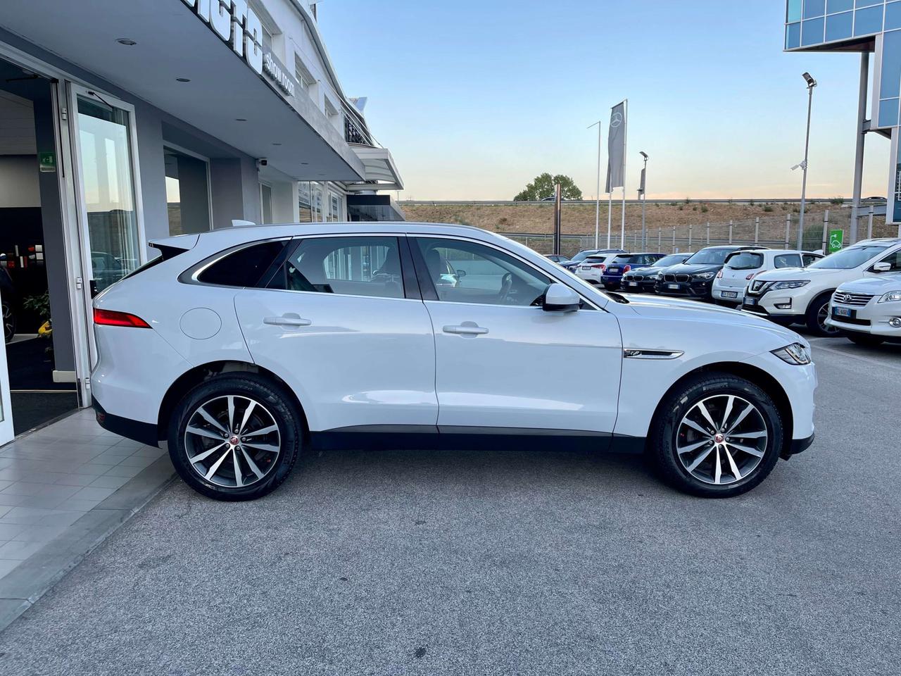 Jaguar F-Pace F-Pace 2.0d Portfolio awd 180cv auto CATENA NUOVA