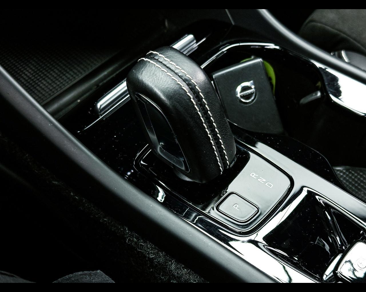 VOLVO XC40 (2017-->) - XC40 B5 AWD Geartronic R-design