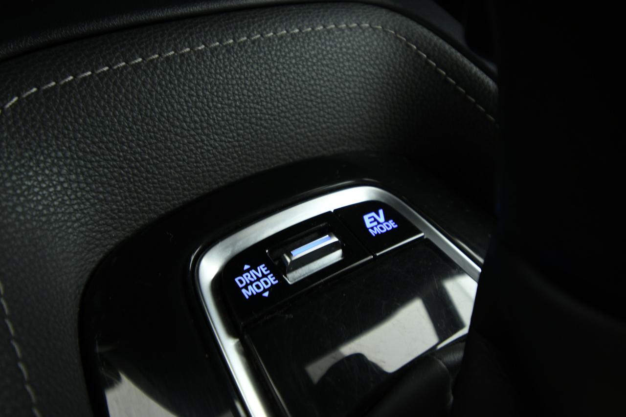 TOYOTA Corolla 2.0h Style cvt CAMERA+ACC+LED+C17"