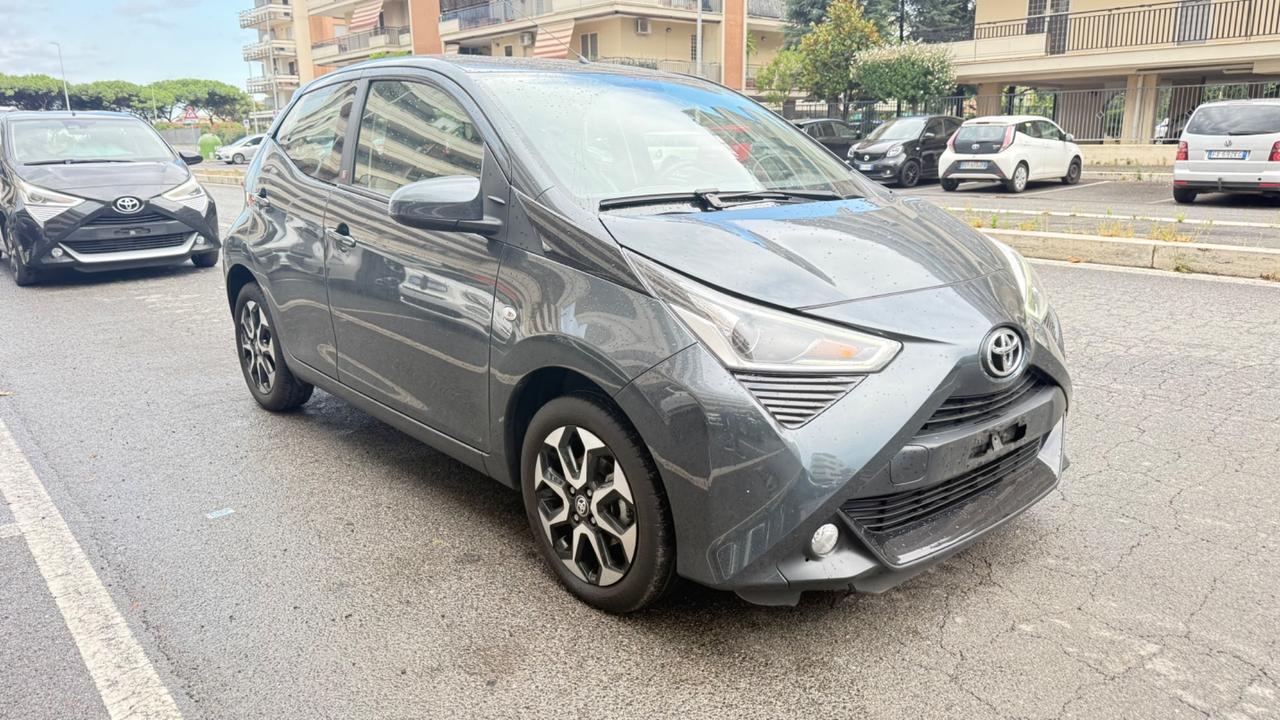 Toyota Aygo 1.0 VVT-i 72 CV 5 porte x-play MMT C.AUTOMATICO LED NAVI KAMERA PDC CERCHI 16