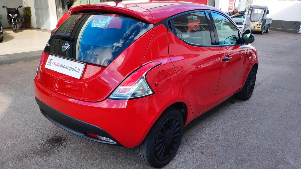 Lancia y Silver 1.0 Hybrid 70 CV