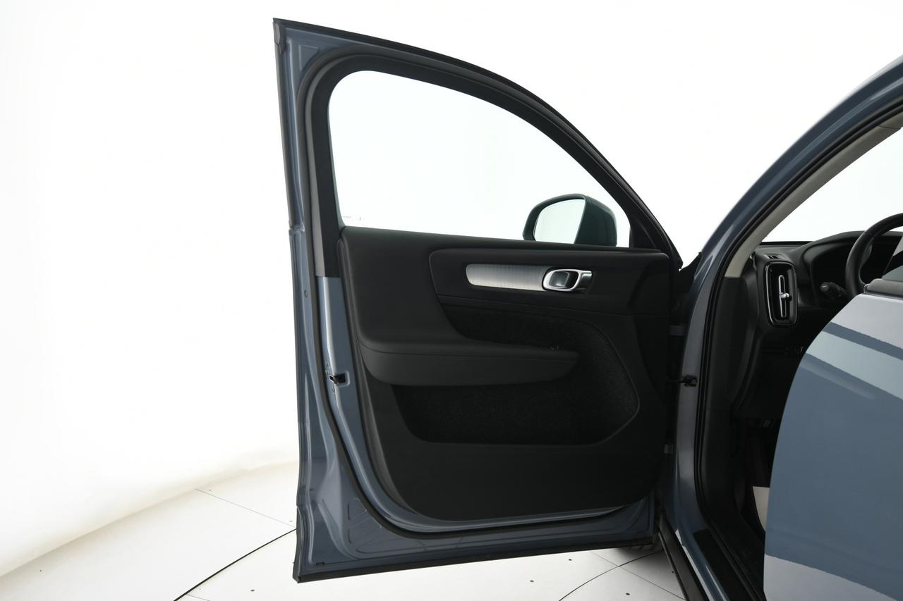 VOLVO XC40 2.0 d4 Momentum awd geartronic PELLE+LED+C19"