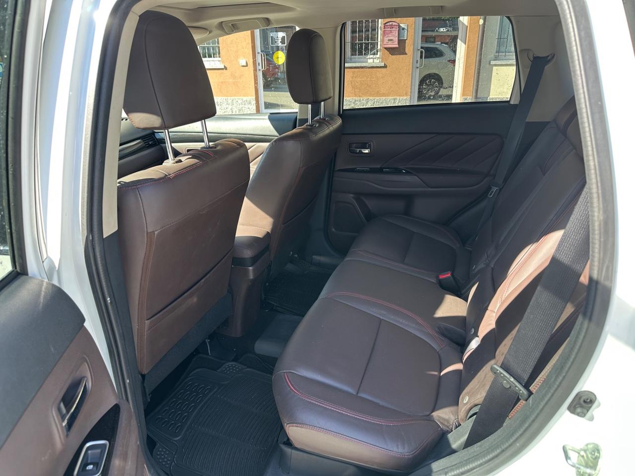 Mitsubishi Outlander 2.0 4WD PHEV gancio traino
