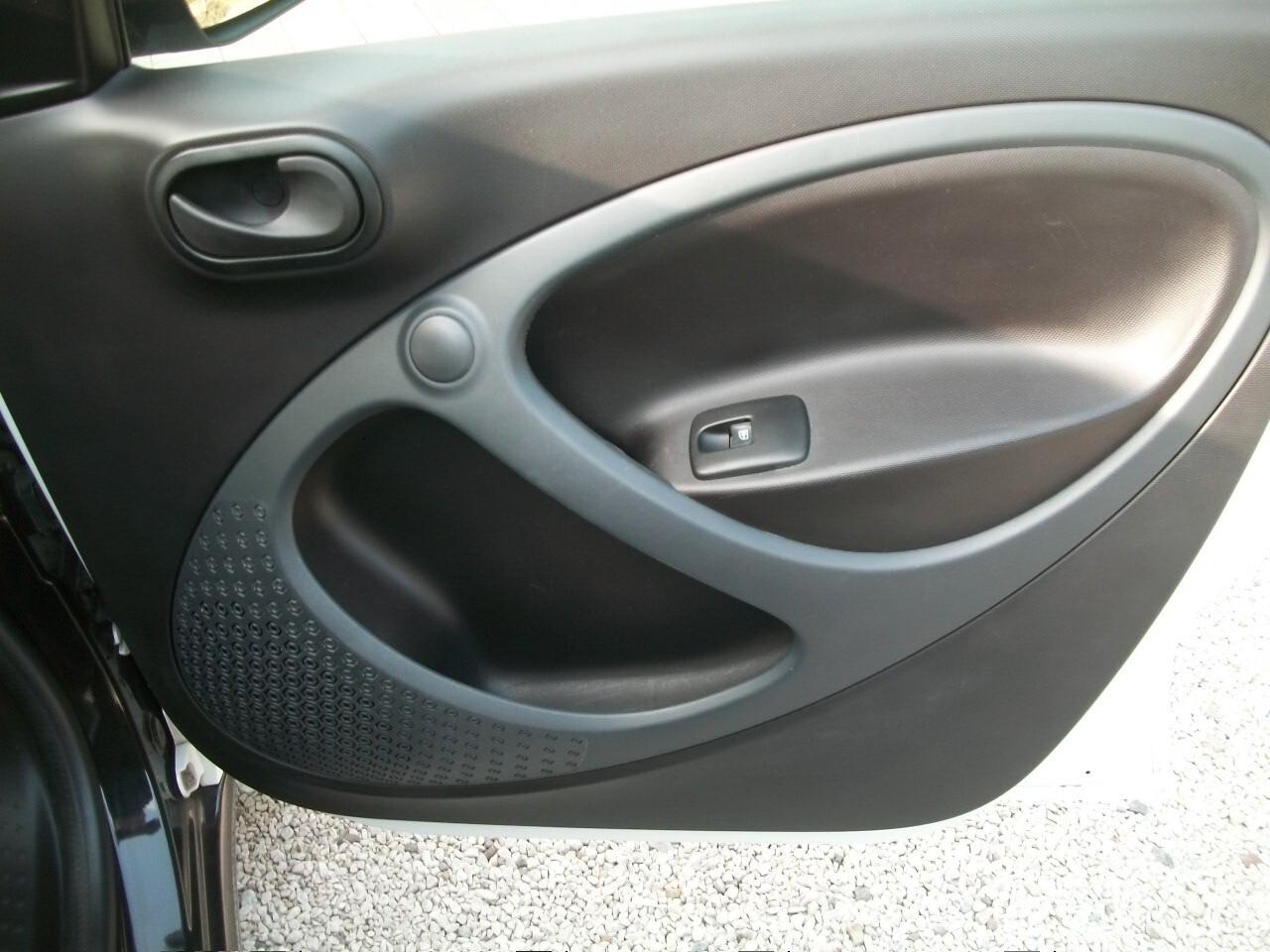 Smart ForFour 70 1.0 Passion cc999 euro 06 benzina 05 porte si neopatentati garanzia un anno km 102898 taliandati bi colore28