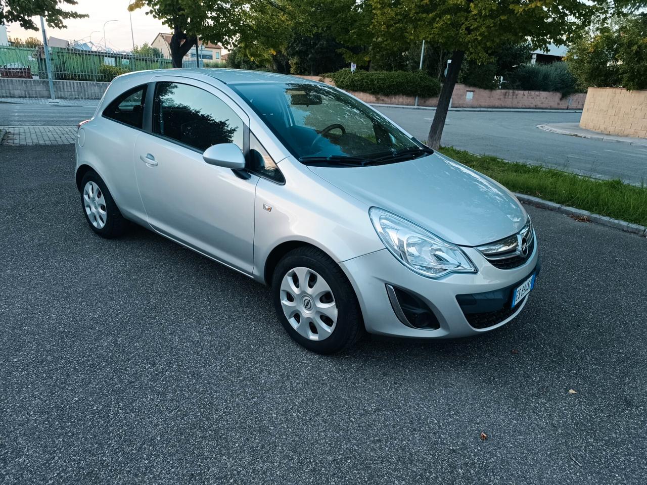 Opel Corsa 1.2 3 porte 2013 SOLAMENTE 49.000 KM
