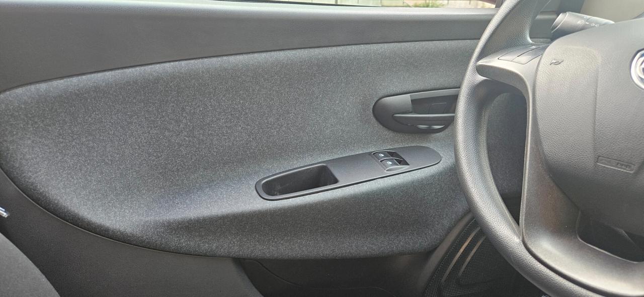 Lancia Ypsilon 1.0 FireFly 5 porte S&S Hybrid Ecochic Silver
