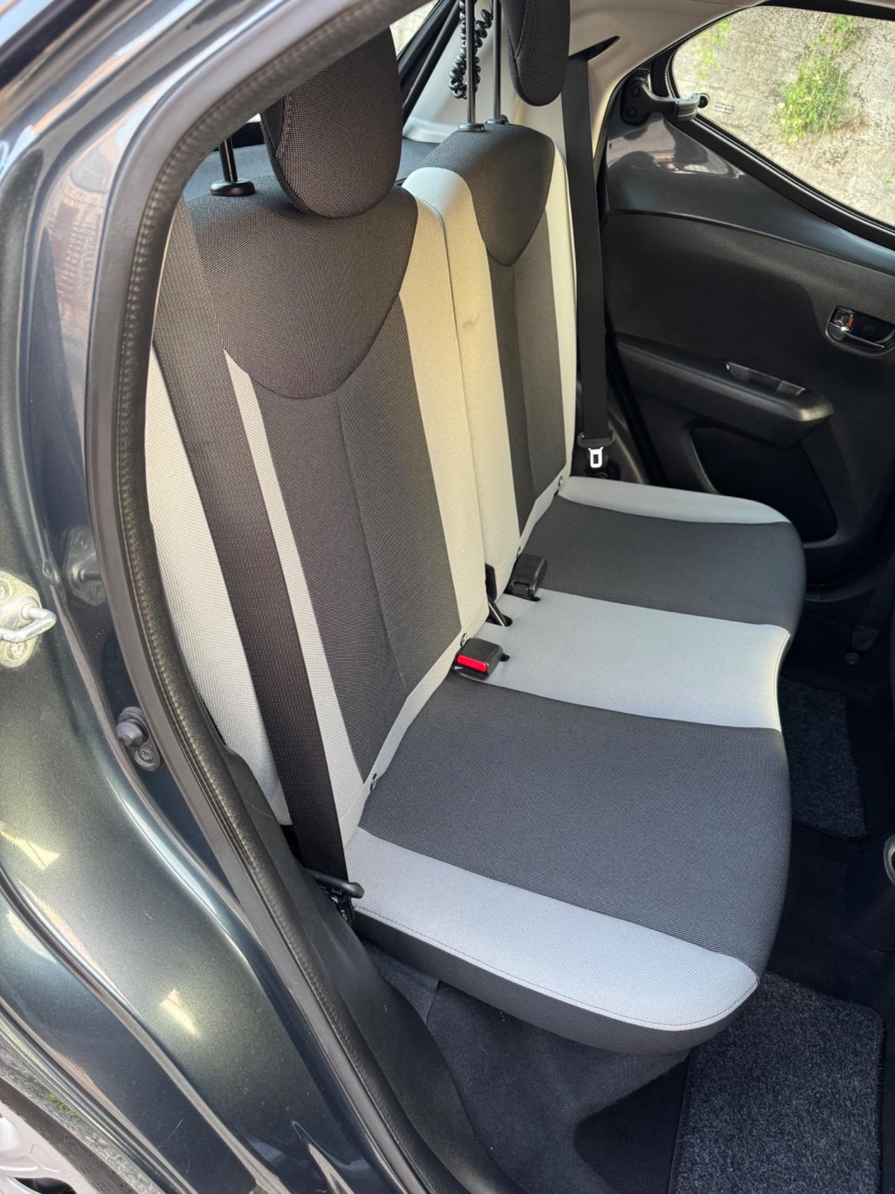 Toyota Aygo retrocamera tagliandata Neopatentati