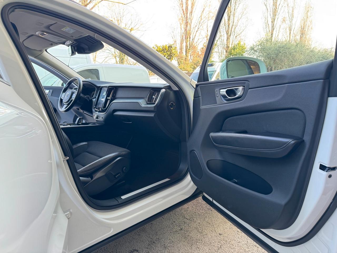 Volvo XC60 2.0 b4 MomentumPro AWD GEARTRONIC PROMO