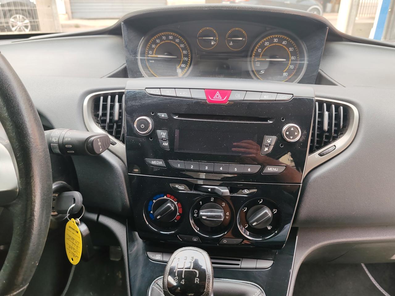 Lancia Ypsilon 1.2 69 CV 5 porte S Momodesign