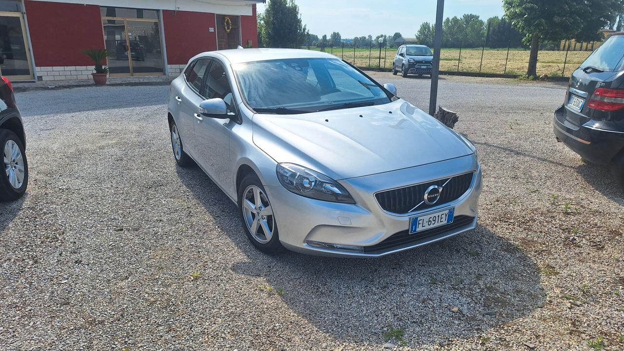 Volvo V40 D2 Geartronic R-design N1