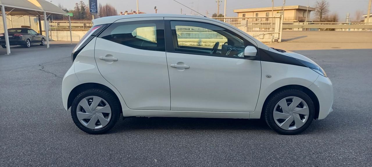 Toyota Aygo Benzina cc. 1.000 Mod. X-Play 5 Porte Utilizzabile anche per i Neopatentati.