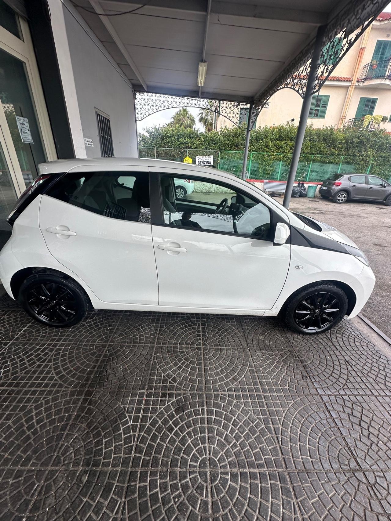 Toyota Aygo 1.0 VVT-i 69 CV 5 porte x-black TSS