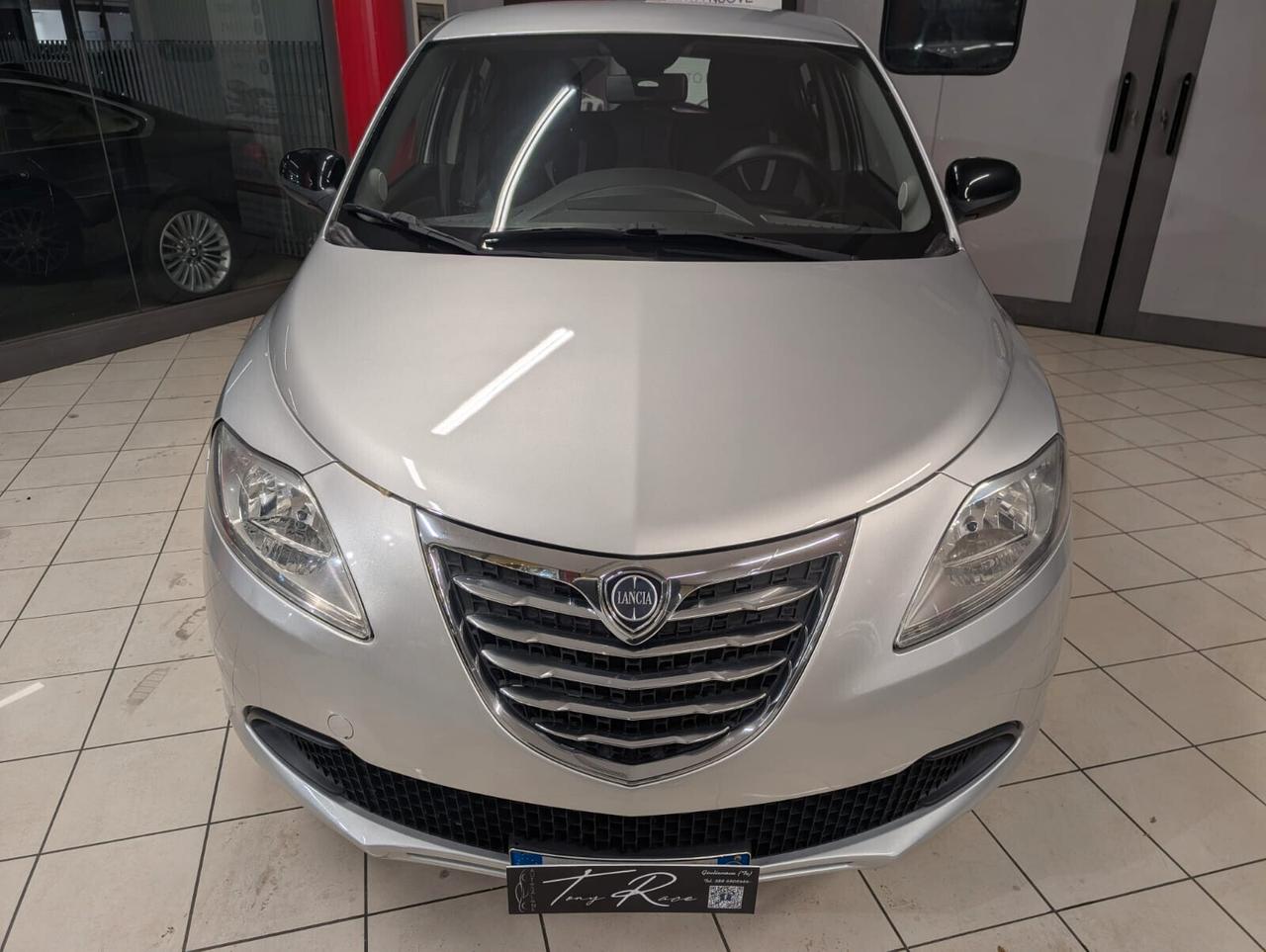 Lancia Ypsilon 0.9 TwinAir 85 CV 5 porte Metano Ecochic Silver