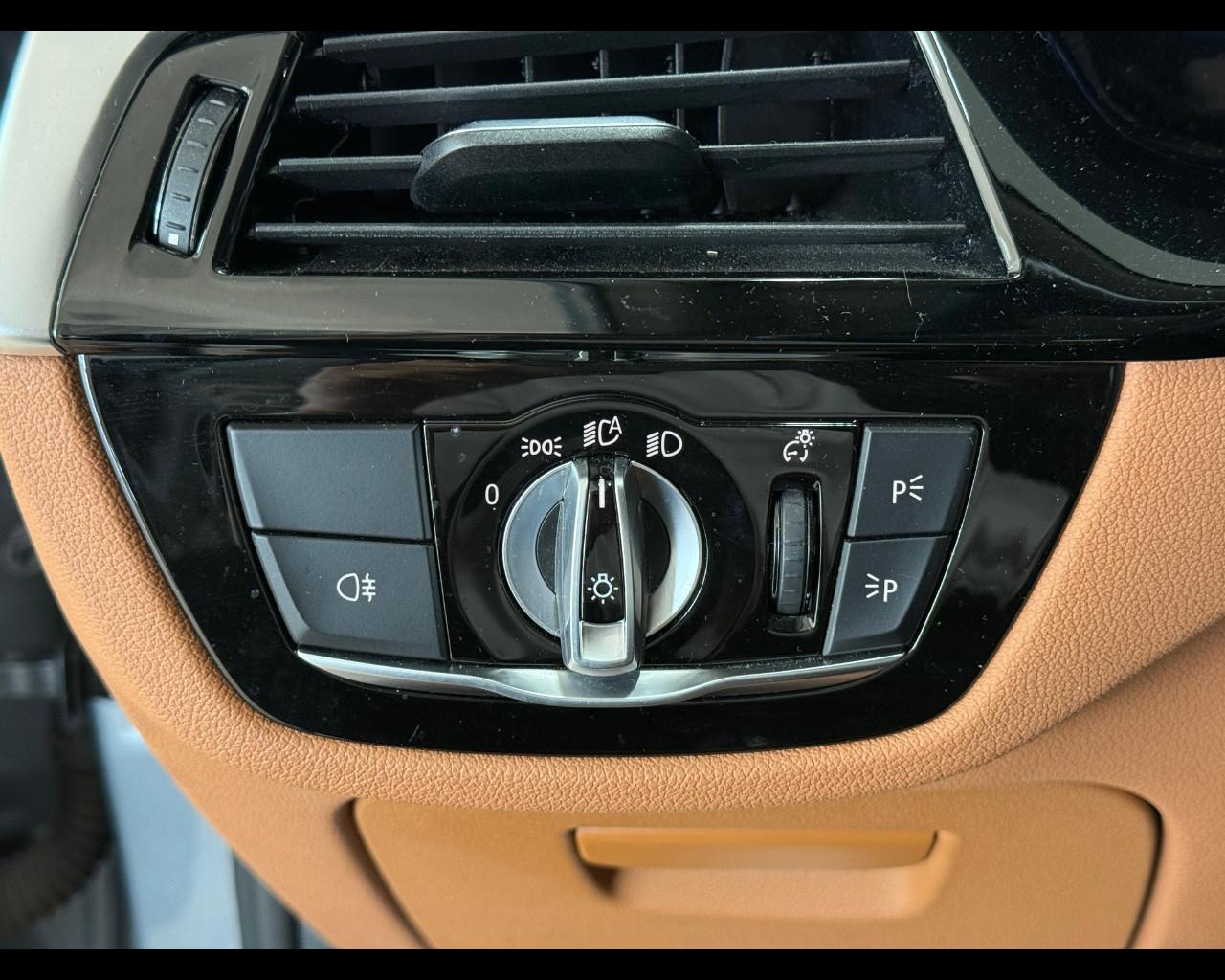 BMW Serie 5(G30/31/F90) - 520d 48V xDrive Business