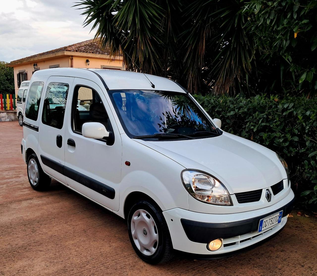 Renault Kangoo TRASPORTO DISABILI PIANALE RIBASSATO UNIPRO