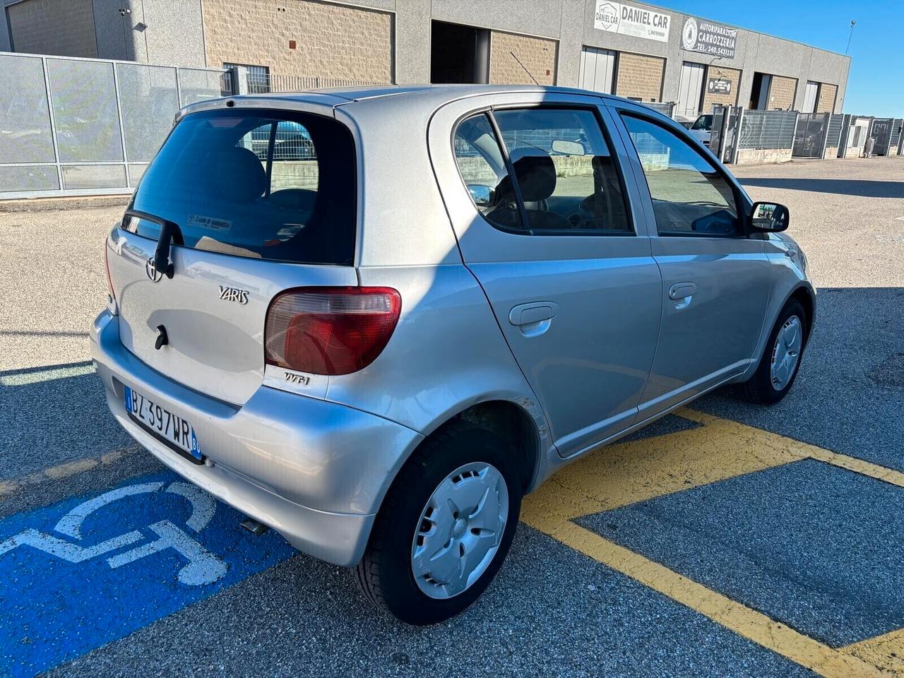 Toyota Yaris 1.3i 16V cat 5 porte SOL ADATTA AI NEOPATENTATI