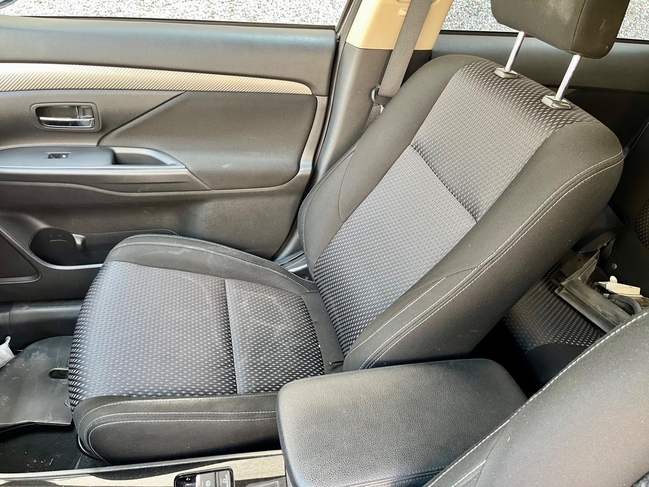 Mitsubishi Outlander 2.2 DI-D 4WD Instyle Plus SDA 7 posti