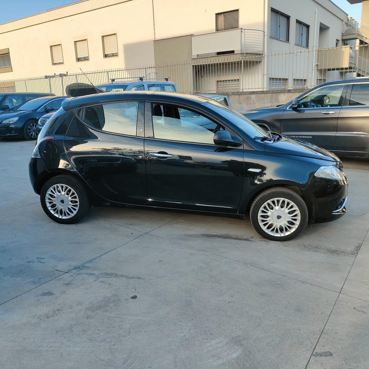 Lancia Ypsilon 1.2 69 CV 5 porte GPL Ecochic Silver