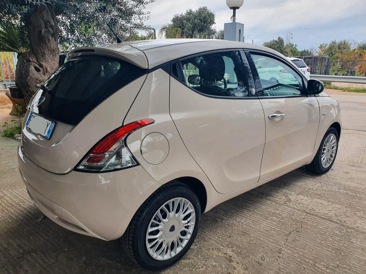 Lancia Ypsilon 1.2 69 CV 5 porte GPL Ecochic Silver