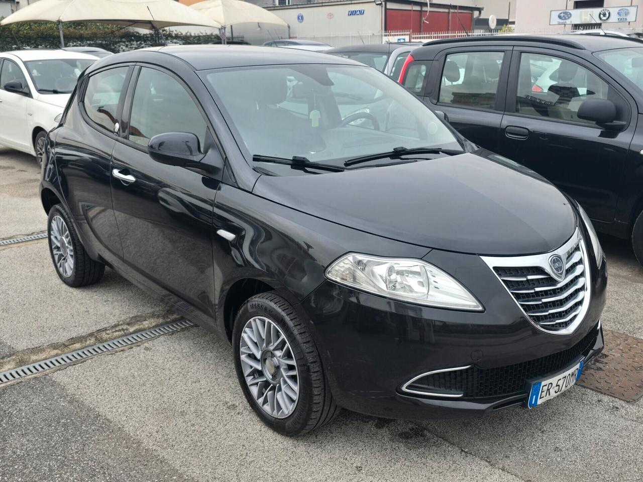 Lancia Ypsilon 0.9 TwinAir 85 CV 5 porte Metano Ecochic Silver