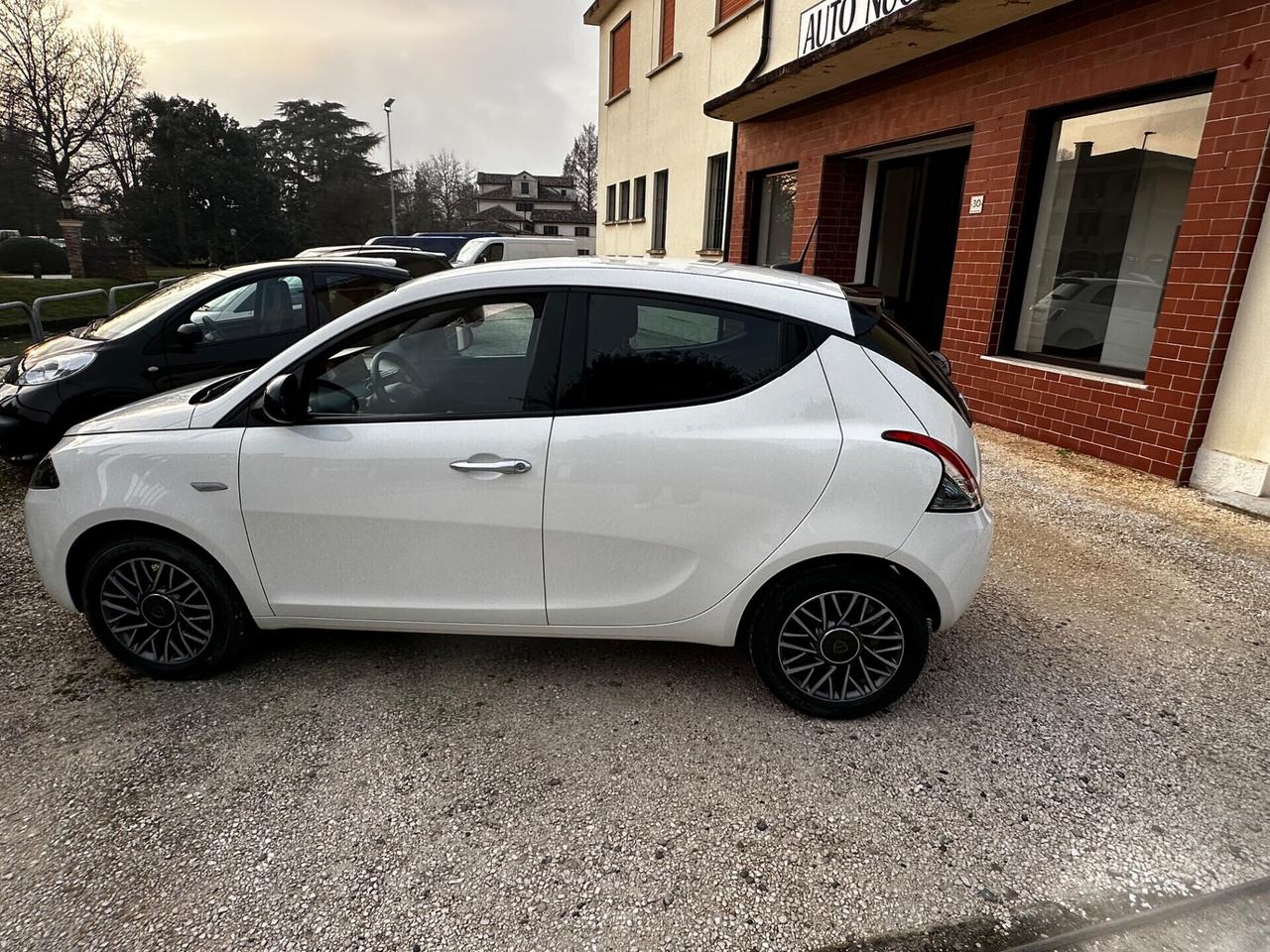 Lancia Ypsilon 1.0 FireFly 5 porte S&S Hybrid Platino Plus