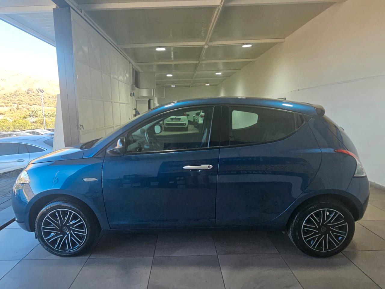 Lancia Ypsilon 1.0 firefly hybrid Silver s&s 70cv 5p.ti