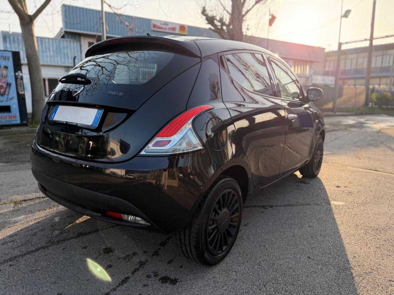 Lancia Ypsilon 1.0 FireFly 5 porte S&S Hybrid Alberta Ferretti