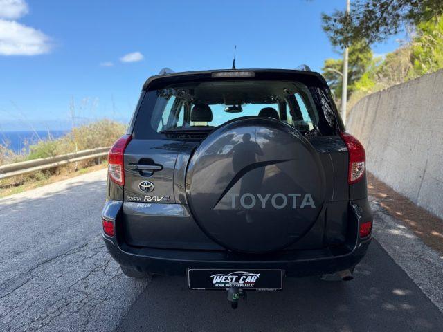 TOYOTA RAV 4 RAV4 2.2 D-4D Luxury CON GANCIO TRAINO