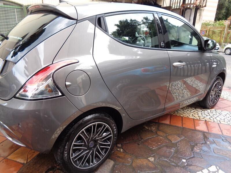 Lancia Ypsilon 1.0 Hybrid Ecochic Gold