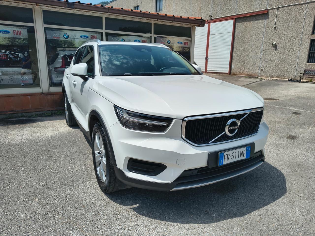 VOLVO XC40 D3 MOMENTUM "MAI VISTA UNA SIMILE"