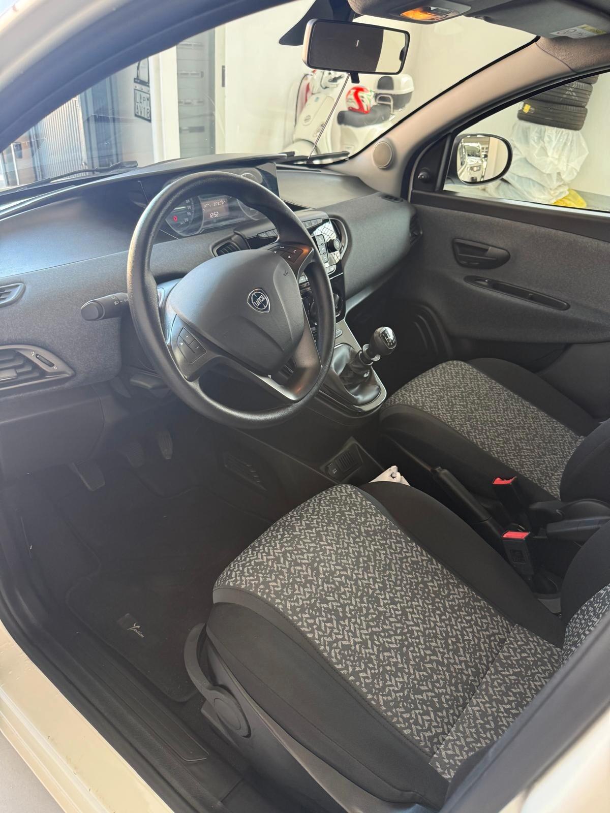Lancia Ypsilon 1.0 FireFly 5 porte S&S Hybrid Ecochic Silver