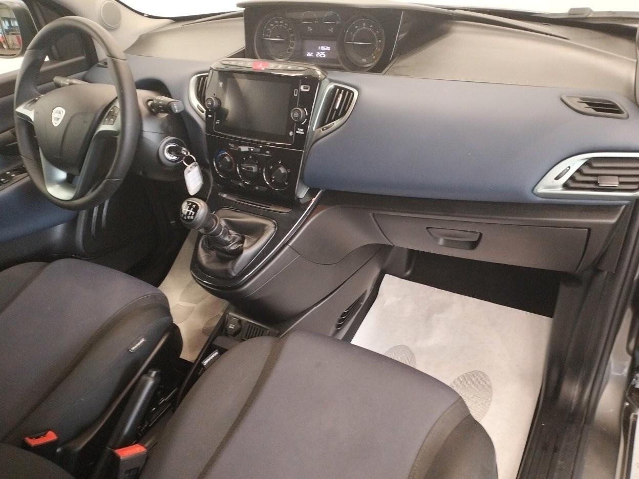 Lancia Ypsilon 1.0 FireFly 5 porte S&S Hybrid Silver