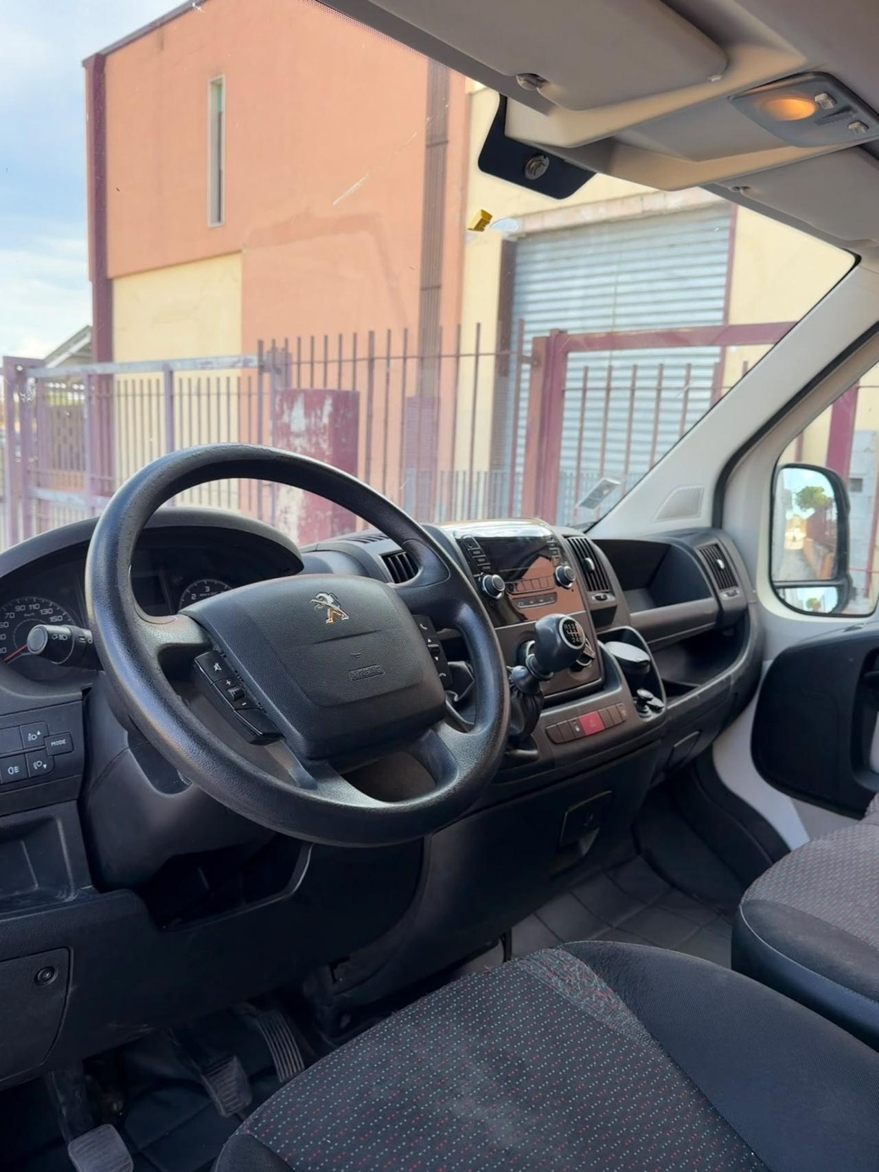 Peugeot Boxer 330 2.0 BlueHDi PC Cabinato